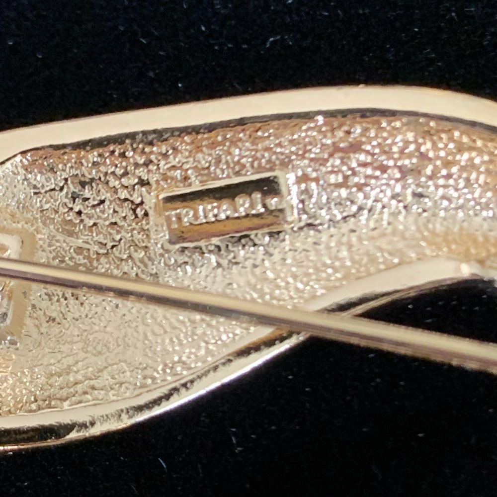 VINTAGE Crown Trifari Brooch - Picture 7 of 12